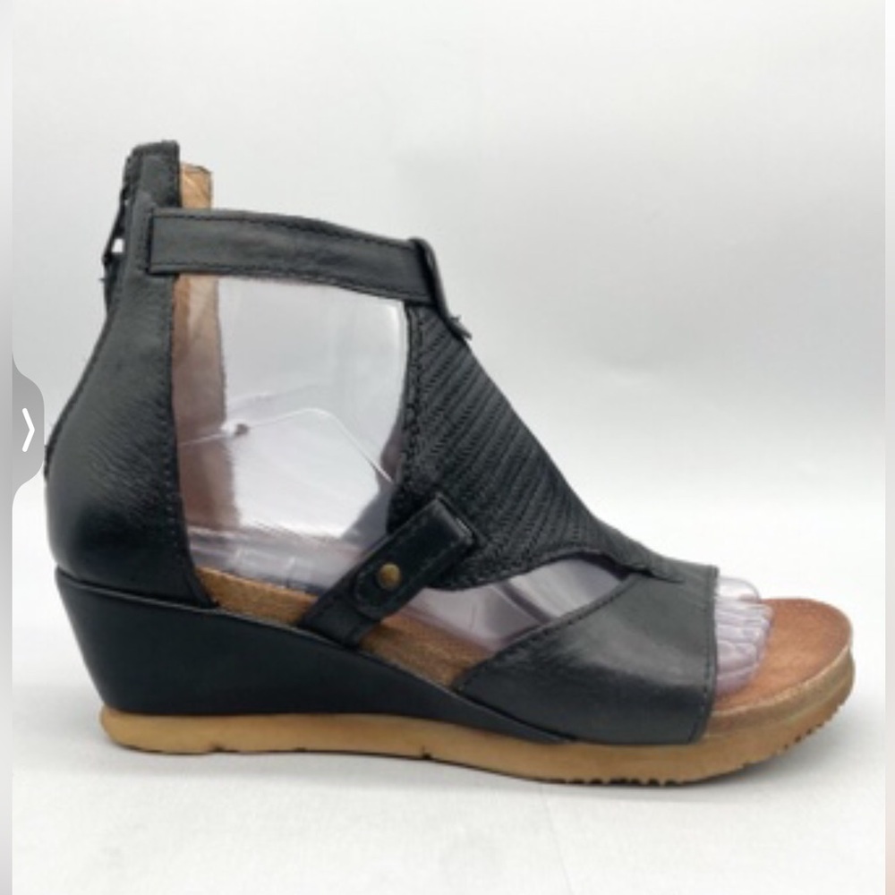 Miz Mooz black leather gladiator wedge heel ankle sandal.EUC
